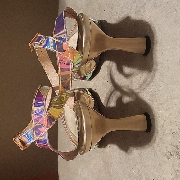 Stuart Weitzman iridescent/holographic leather ankle strap 4" heel size 8.5 - Picture 3 of 13